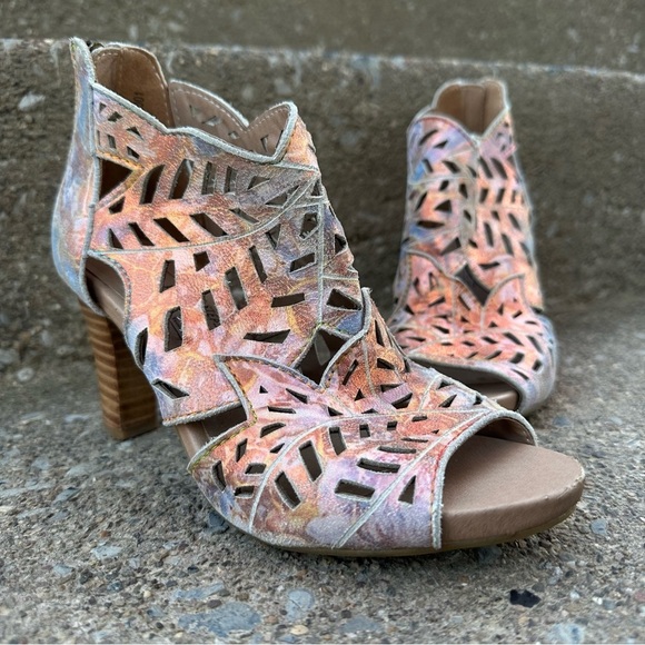 L'Artiste Amora Hand Painted Leather Peep Toe Laser Cut Bronze Sandal - Picture 2 of 10